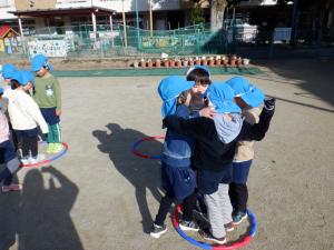 フラフープで遊んでいるよ