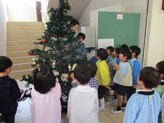 クリスマスツリーを飾りつけ