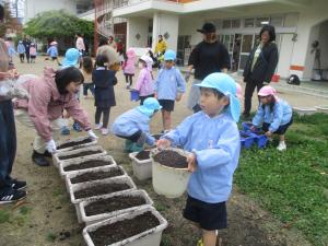 親子で花植え