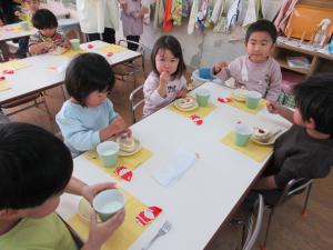 ばら組　ケーキを食べている