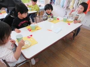 ばら組　ケーキを食べている2