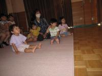 乳児さんが人形劇を見ています