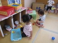 ０歳児が探索遊びをしています