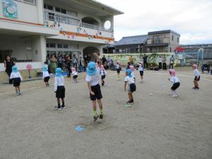 運動会で体操をする