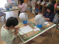 ５歳児風船に張り子をしてランタンづくりをしています