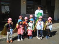 ３，４歳児仮装をして集合写真