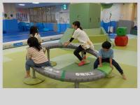 回転する遊具に乗って遊んでいます