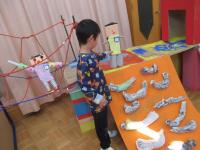５歳児作品を並べています