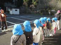 ５歳児地域の方の話を聞いています