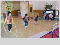 3・4歳児縄跳びとフープをしています