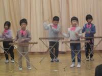 5歳児木琴を鳴らしています