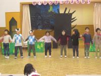 5歳児みんなで歌を歌っています