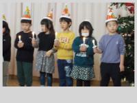 5歳児キャンドルを持っています