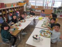5歳児みんなでクリスマス給食を食べています