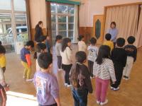 終業式で先生の話を聞いています