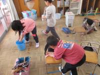 5歳児椅子を拭いて掃除をしています