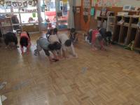 5歳児床拭きをしています
