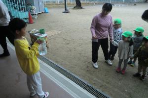 ヒヤシンス水栽培を見る2歳児