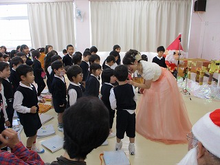 先生と一緒に歌う