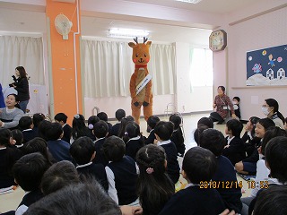 りにまねくん登場