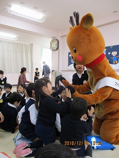 みんなと触れ合うりにまね