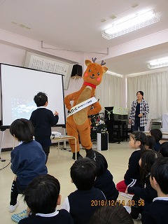 りにまね君と一緒にダンス