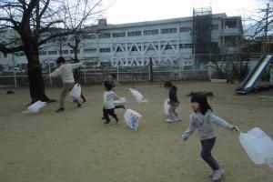 3歳児凧揚げみんな走る