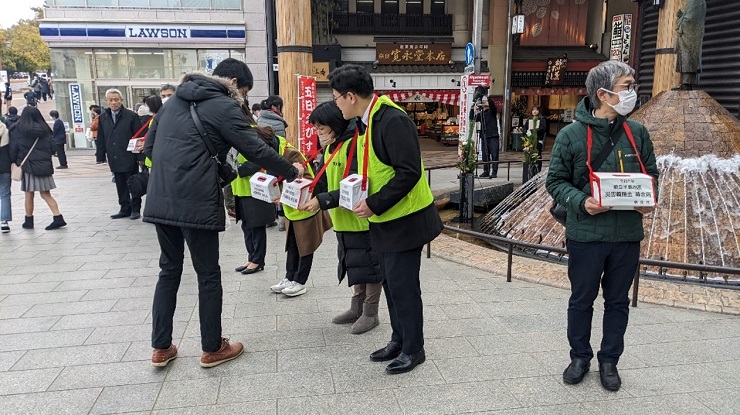 【近鉄奈良駅前行基広場】街頭募金活動の様子　画像