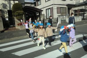 横断歩道を渡る5歳児