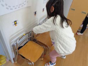 椅子ならべ