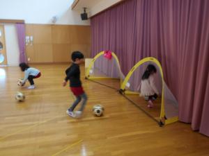 シュートをする5歳児