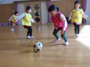 ボールを追いかける5歳児女児