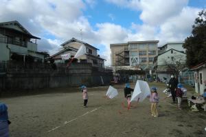 風に乗って飛ぶ凧