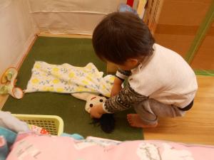 あかちゃんを寝かせています