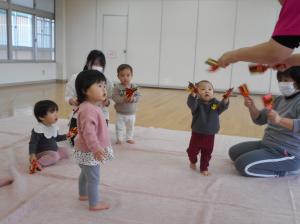 鳴子4人が持つ