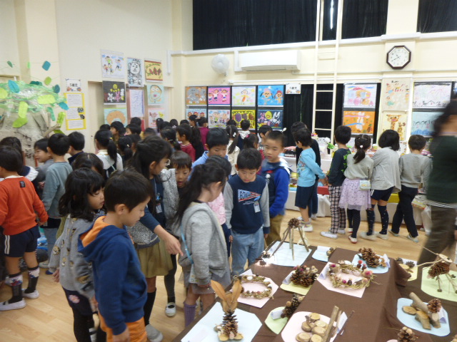 小学生と交流　5歳児が園内作品展を案内しました