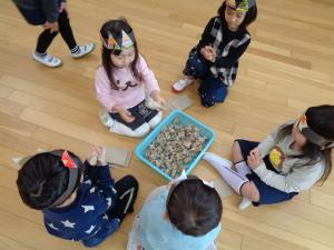 3歳児　豆をつくっている