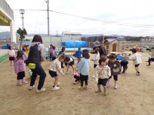 3，4歳児豆まきしている