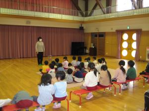 おはなしをきく4，5歳児のこどもたち