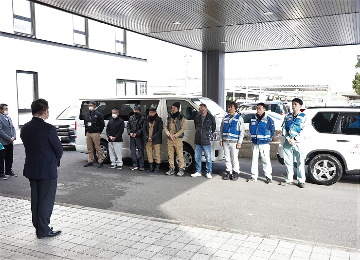【日本水道協会奈良県支部の応急復旧支援（第1陣）】出発式の様子　画像
