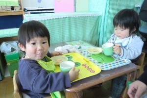 0歳児おやつ食べています