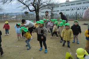 豆まき遊びの子ども達