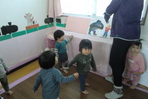 足を上げて体操0歳児