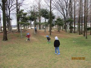 広場で鬼ごっこ