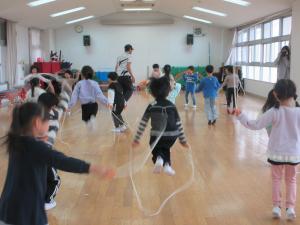 子ども達が縄跳びをしている