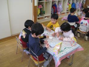 4歳児がプレゼントづくりをしています