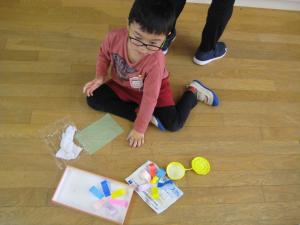 4歳児がお花をつくっています