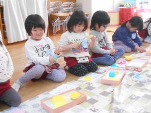 お花をつくる3歳児