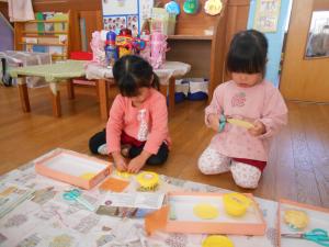 3歳児がお花をつくっています