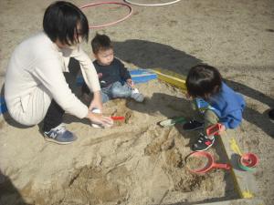 砂場で遊んでいるところ
